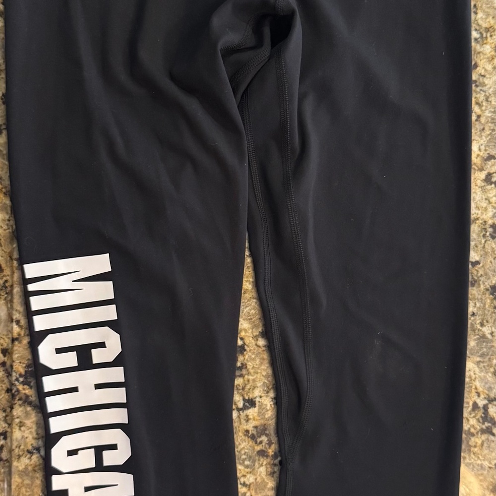 LULULEMON BLACK MICHIGAN STATE SIZE 6
